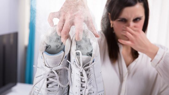 التخلص من رائحة الحذاء الكريهة التخلص من رائحة الحذاء الكريهة