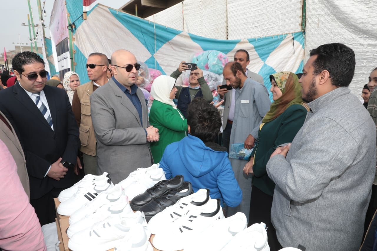 محافظ بنى سويف يتفقد المبادرات بالقرية (1) محافظ بنى سويف يتفقد المبادرات بالقرية (1)
