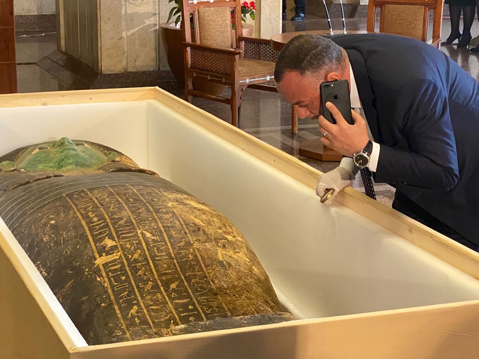 مصطفى وزيري يعاين التابوت الأخضر قبل بدء المؤتمر الصحفي مصطفى وزيري يعاين التابوت الأخضر قبل بدء المؤتمر الصحفي