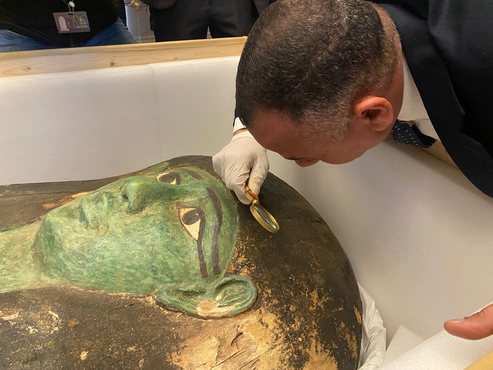 الدكتور مصطفى وزيري يتابع حالة التابوت الأخضر الدكتور مصطفى وزيري يتابع حالة التابوت الأخضر