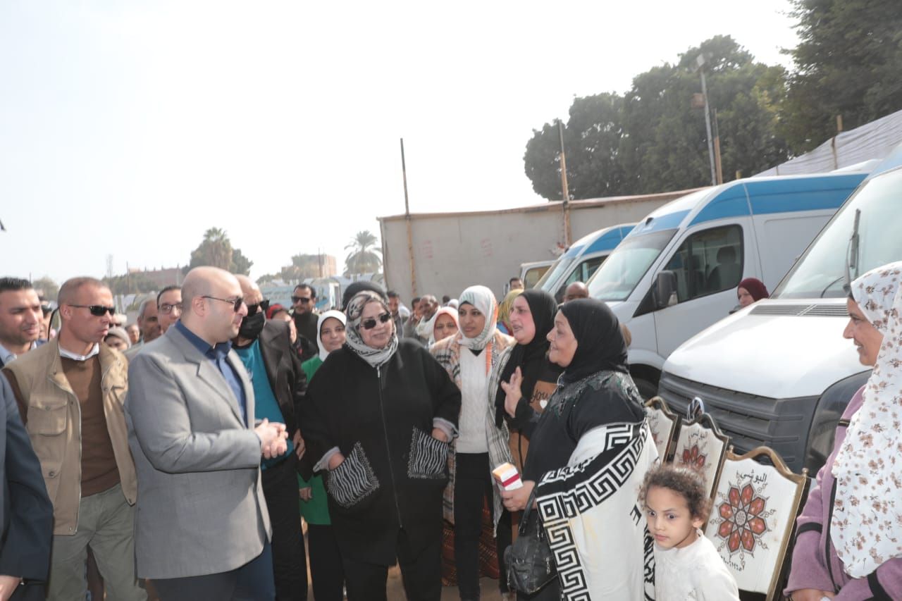 محافظ بنى سويف يتفقد المبادرات بالقرية (4) محافظ بنى سويف يتفقد المبادرات بالقرية (4)