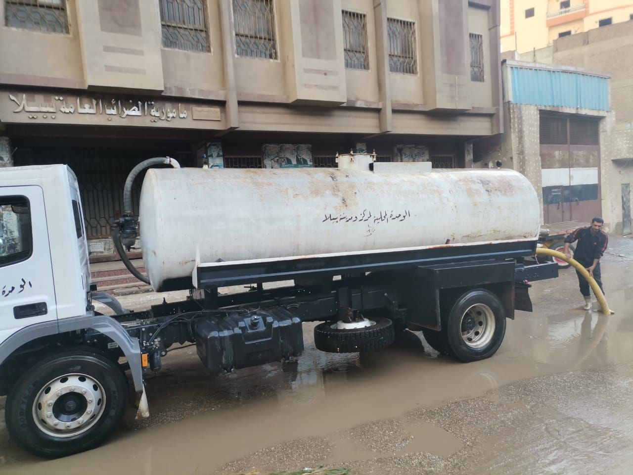 جانب من سحب مياه الامطار ببيلا جانب من سحب مياه الامطار ببيلا
