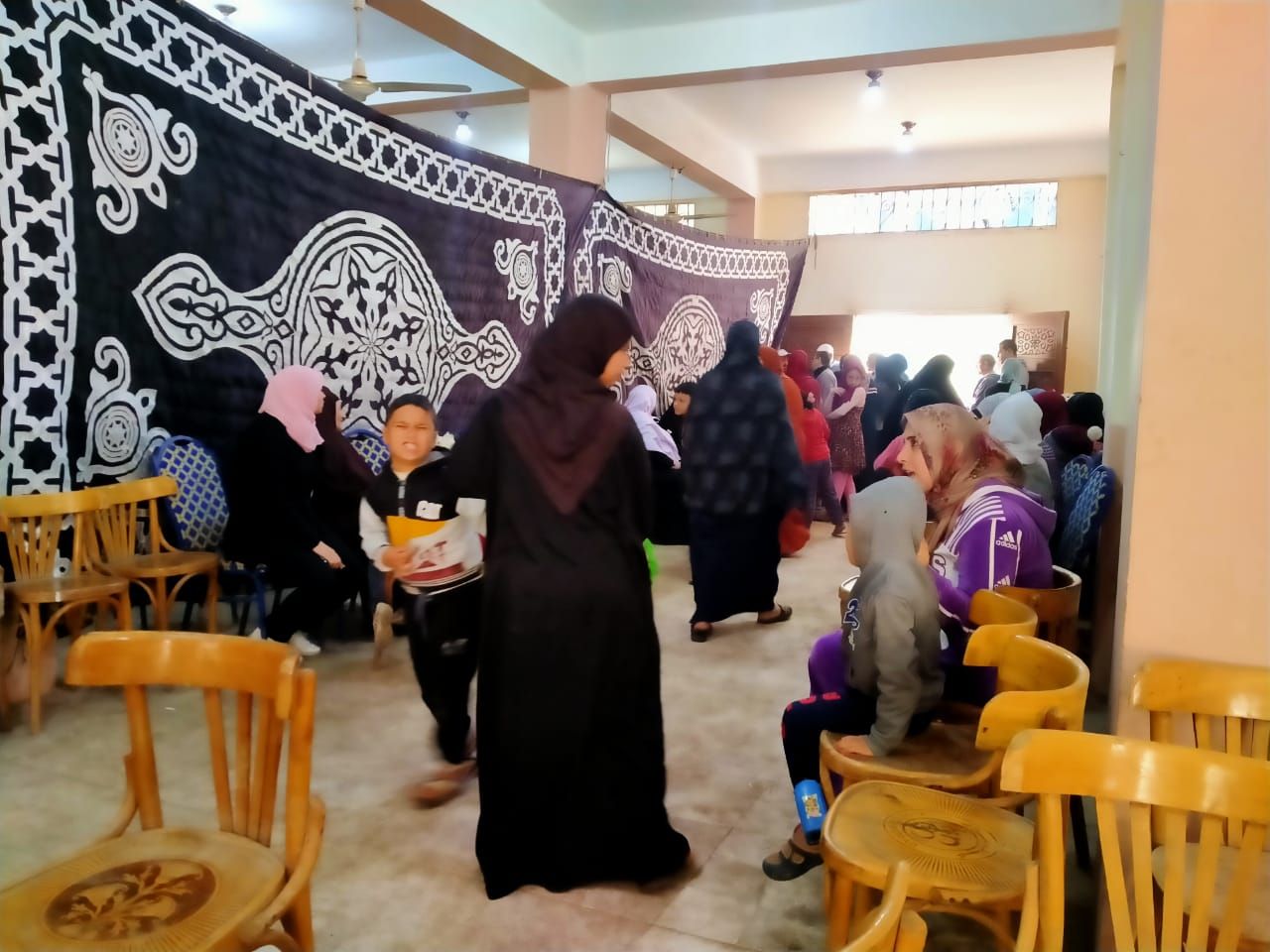 جانب من توافد السيدات على القافلة جانب من توافد السيدات على القافلة