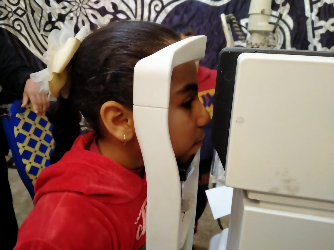 اجراء الكشف الطبي عل طفلة_1 اجراء الكشف الطبي عل طفلة_1
