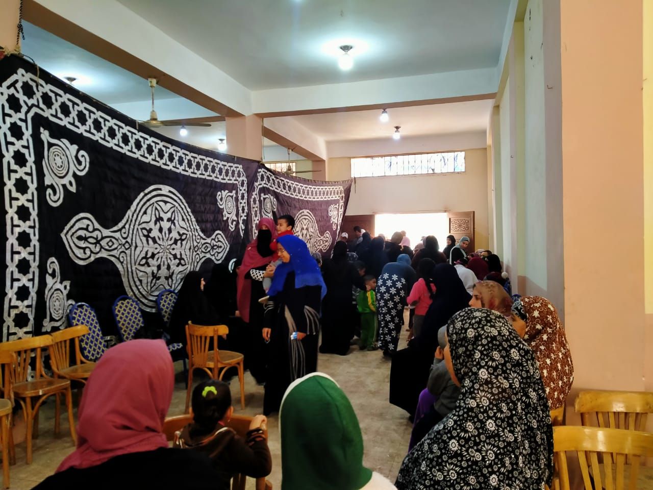 توافد السيدات عل القافلة توافد السيدات عل القافلة