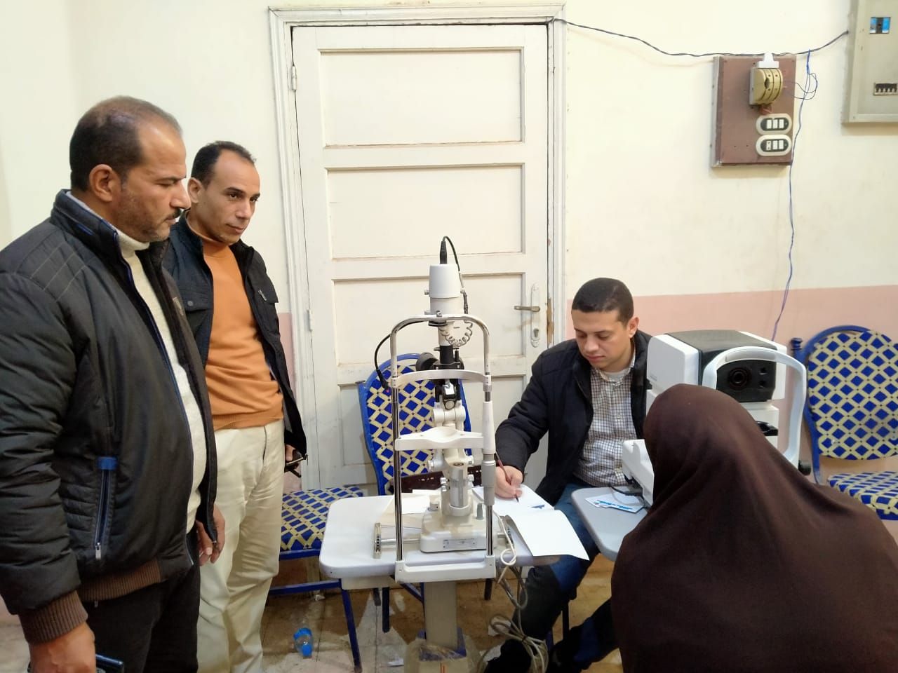 اجراء الكشف الطبي عل سيدة اجراء الكشف الطبي عل سيدة