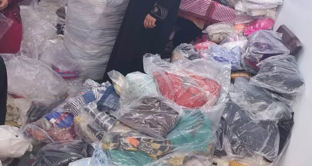وضع الملابس في أكياس وضع الملابس في أكياس