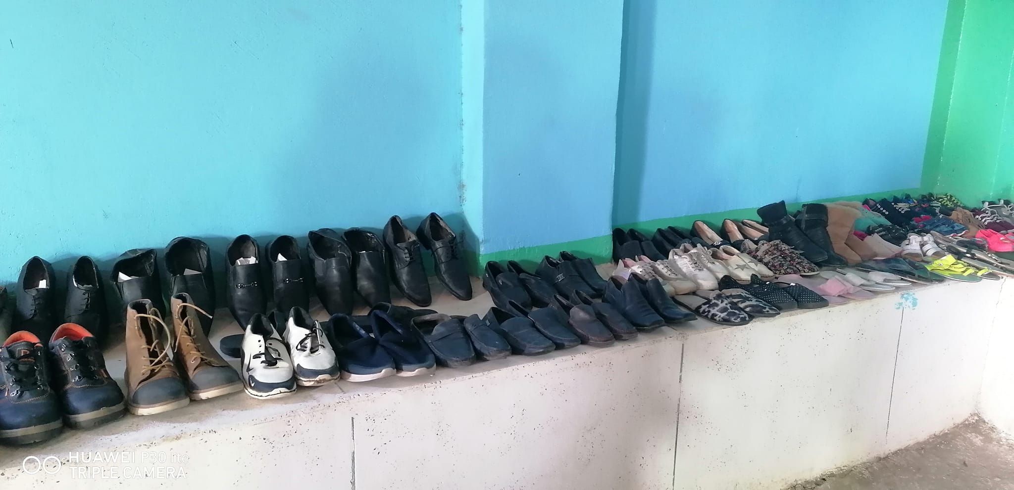أحذية داخل المعرض أحذية داخل المعرض
