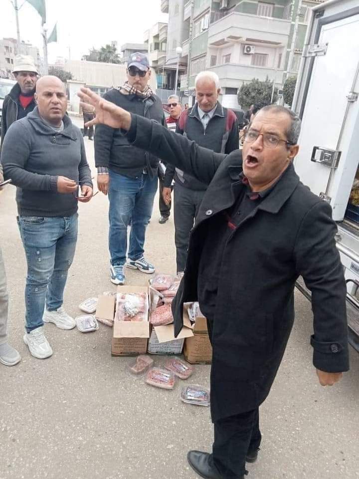 رئيس المدينة اثناء ضبط سيارة لحوم قبل بيعها للمواطنين رئيس المدينة اثناء ضبط سيارة لحوم قبل بيعها للمواطنين