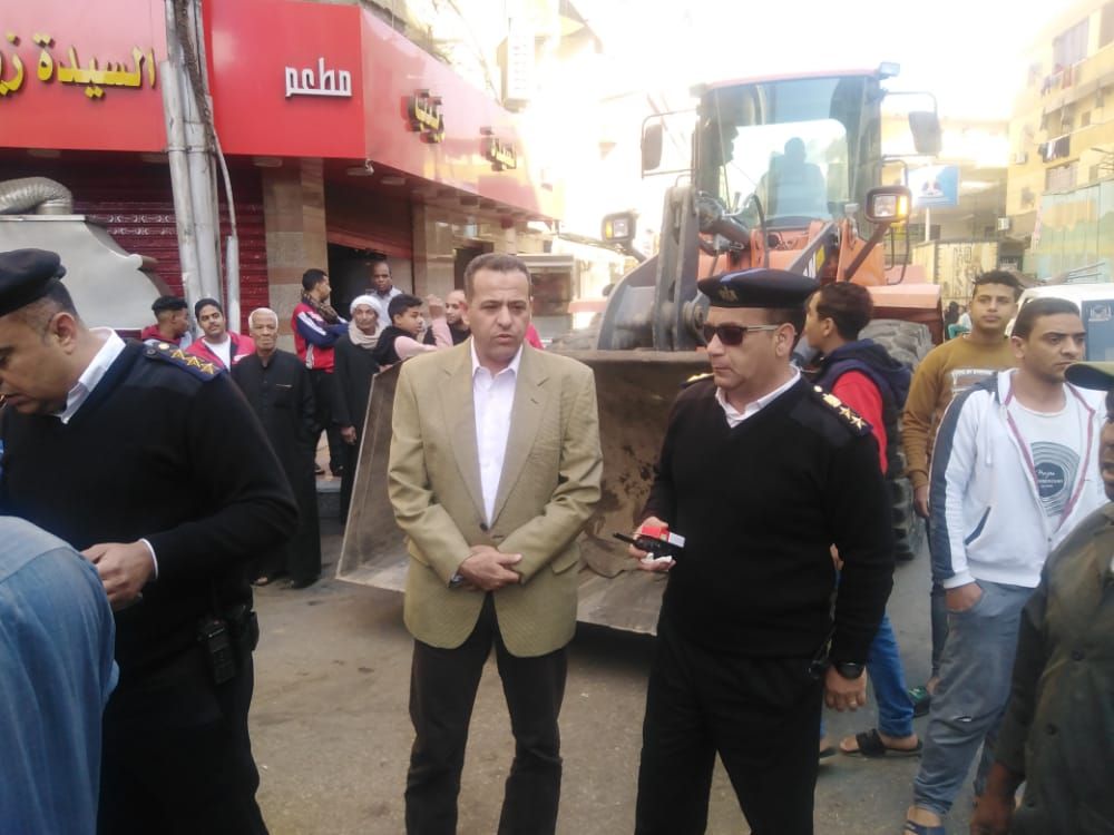 رئيس مدينة الأقصر يشارك بحملات شرطة المرافق