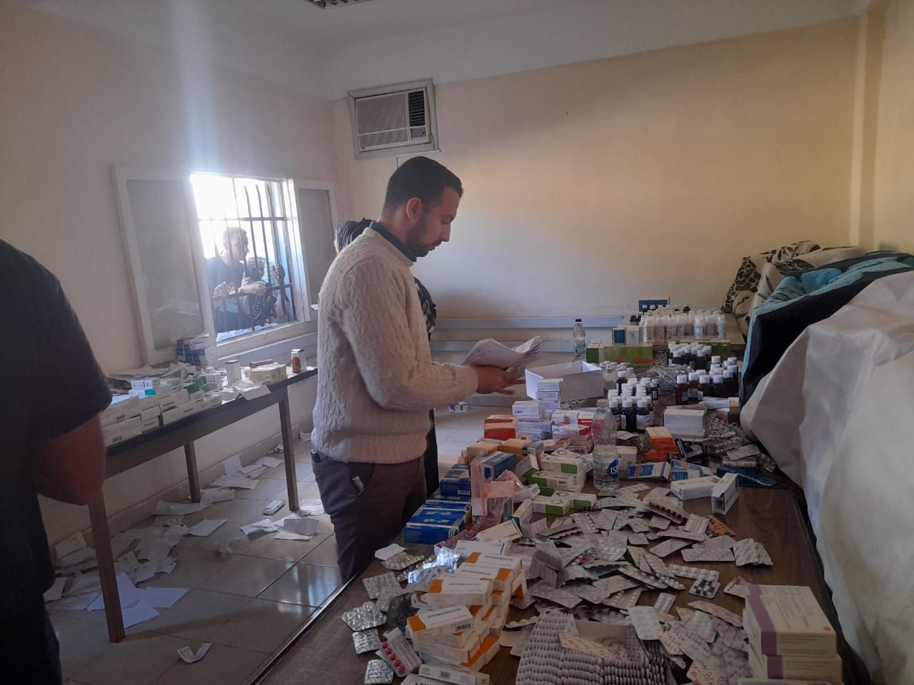 توفير الأدوية بالمجان فى فعاليات القافلة الطبية بالندافين توفير الأدوية بالمجان فى فعاليات القافلة الطبية بالندافين