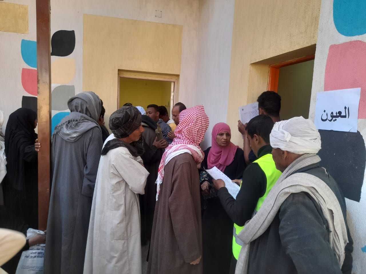 جانب من توافد الأهالى على القافلة لفحصهم جانب من توافد الأهالى على القافلة لفحصهم
