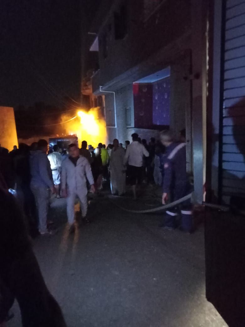 السيطرة على حريق بمخزن مواد غذائية (4) السيطرة على حريق بمخزن مواد غذائية (4)