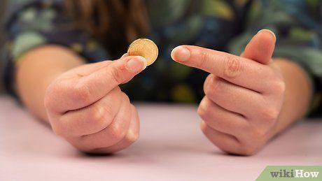 صورة عنوانها Do a Simple Coin Magic Trick Step 1