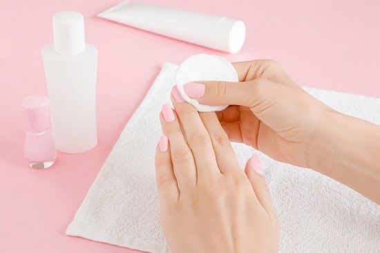 طرق طبيعية لإزالة طلاء الأظافر طرق طبيعية لإزالة طلاء الأظافر
