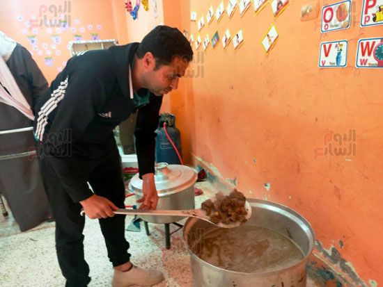 جهود-الشباب-فى-اعداد-الوجبات جهود-الشباب-فى-اعداد-الوجبات
