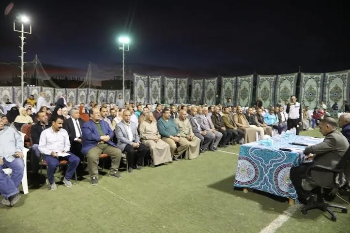لقاء المحافظ بالاهالى لقاء المحافظ بالاهالى