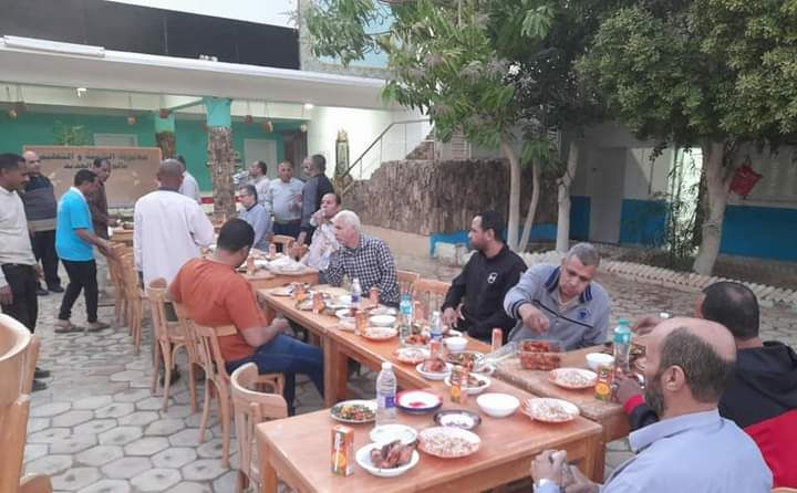 افطار جماعى بحضور وكيل الوزارة والعاملين بالقطاع (1) افطار جماعى بحضور وكيل الوزارة والعاملين بالقطاع (1)