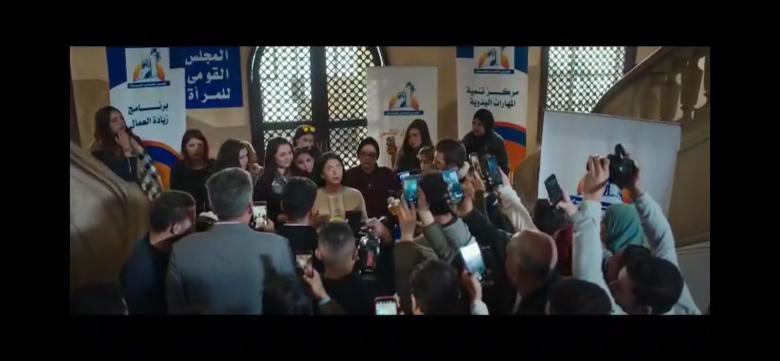 مسلسل حضرة العمدة الحلقة 22 روبي تتدافع عن القتيلة أمام الصحافة والإعلام (1) مسلسل حضرة العمدة الحلقة 22 روبي تتدافع عن القتيلة أمام الصحافة والإعلام (1)