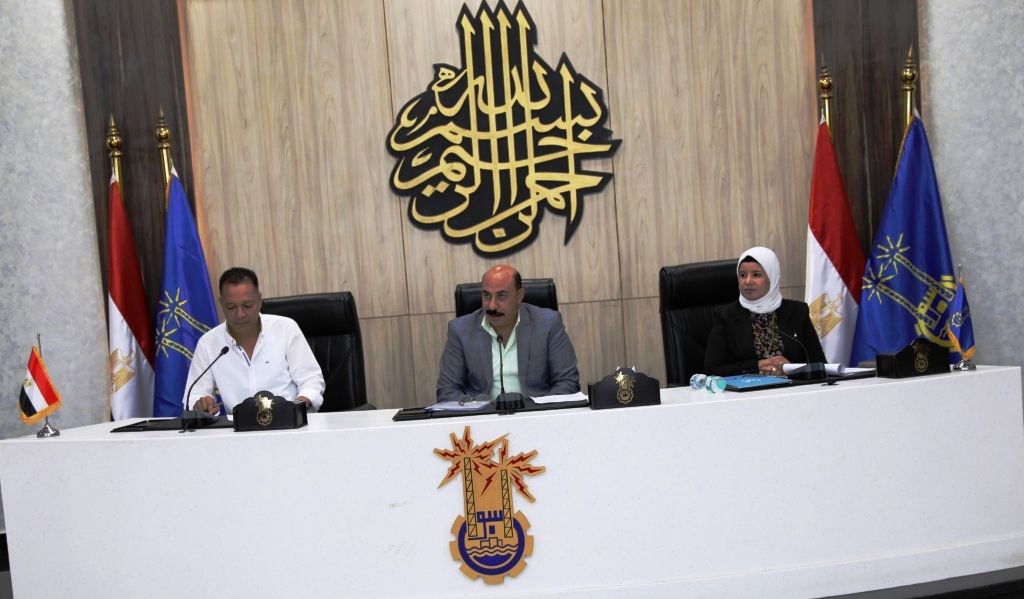 محافظ أسوان خلال الاجتماع (2) محافظ أسوان خلال الاجتماع (2)