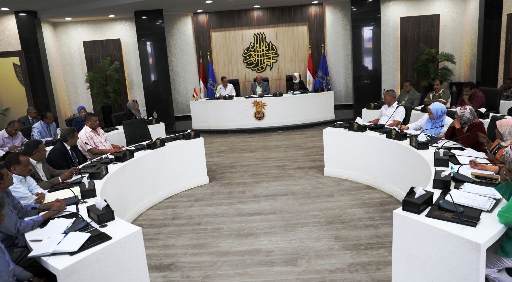 محافظ أسوان خلال الاجتماع (1) محافظ أسوان خلال الاجتماع (1)