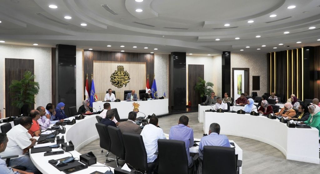 محافظ أسوان خلال الاجتماع (3) محافظ أسوان خلال الاجتماع (3)