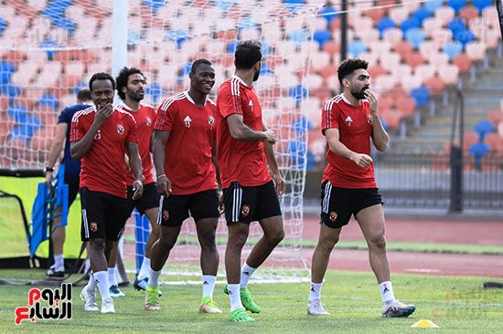 حوار جانبي بين اللاعبين خلال فقرات المران حوار جانبي بين اللاعبين خلال فقرات المران