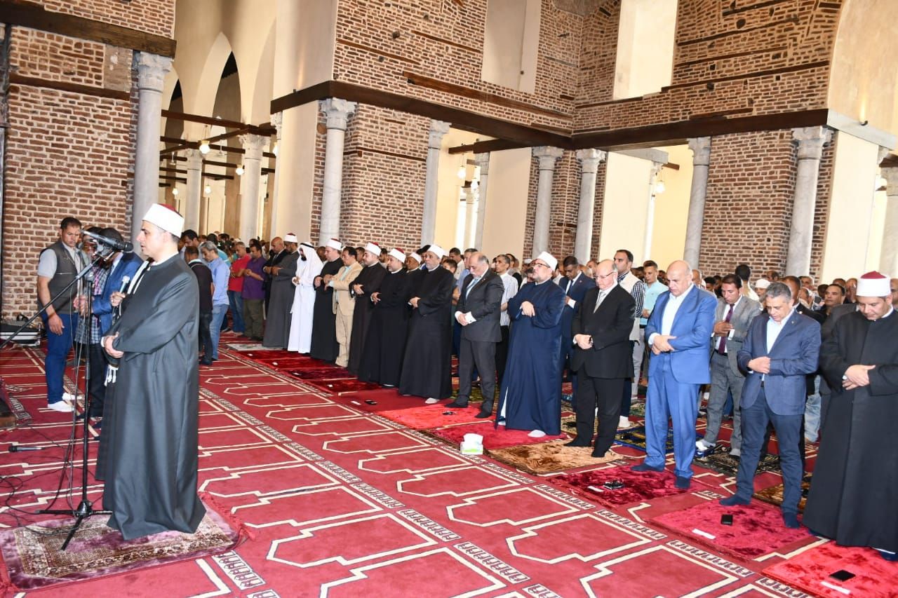 وزير الأوقاف خلال صلاة الجمعة وزير الأوقاف خلال صلاة الجمعة