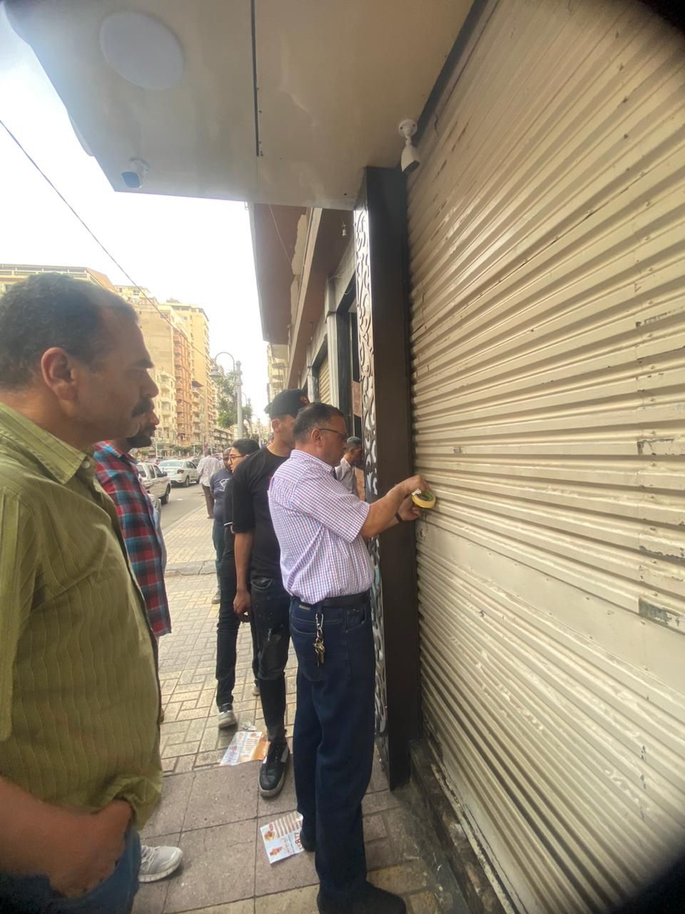حملة علي المحلات المخالفة حي شرق الاسكندرية حملة علي المحلات المخالفة حي شرق الاسكندرية