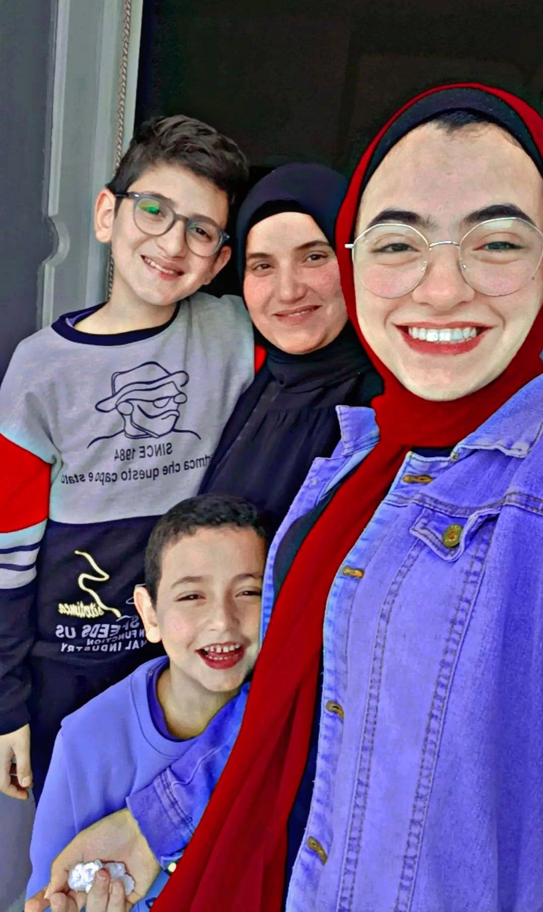 منة الله ووالدتها وأشقائها منة الله ووالدتها وأشقائها