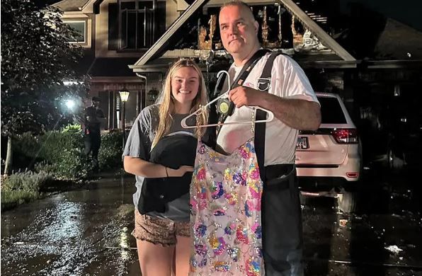 الفتاة ورجال الاطفاء بعد انقاذ الفستان الفتاة ورجال الاطفاء بعد انقاذ الفستان