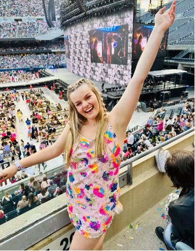 الفتاة بالفستان في حفل تايلور سويفت الفتاة بالفستان في حفل تايلور سويفت