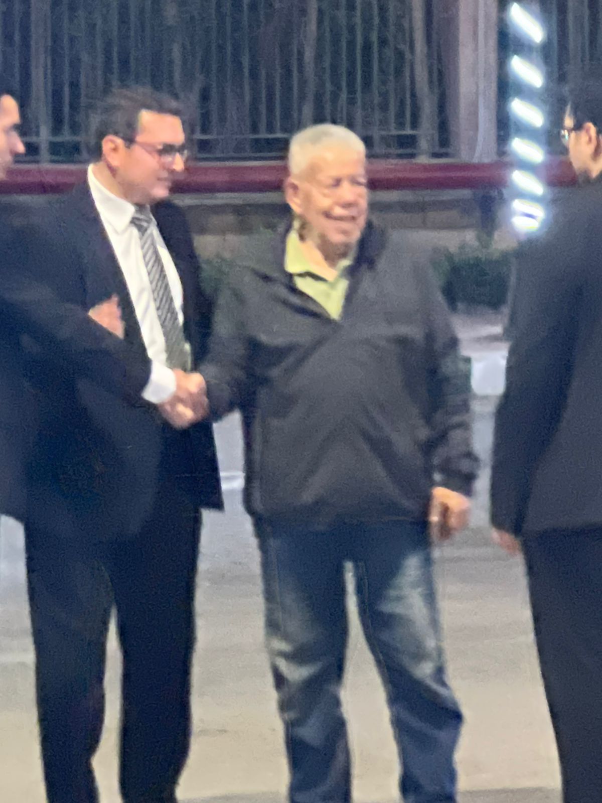 أنوشكا وبشير الديك بعزاء الكاتب أبو العلا السلاموني بمسجد الشرطة (1) أنوشكا وبشير الديك بعزاء الكاتب أبو العلا السلاموني بمسجد الشرطة (1)
