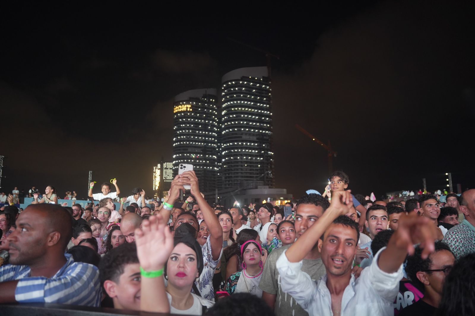 عرض فيديوهات من كليبات وحفلات احمد سعد قبل حفله بالعلمين (5) عرض فيديوهات من كليبات وحفلات احمد سعد قبل حفله بالعلمين (5)