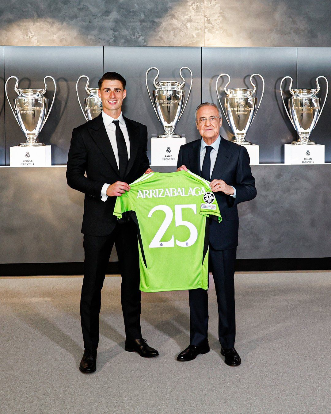كيبا يحمل قميصه مع ريال مدريد كيبا يحمل قميصه مع ريال مدريد