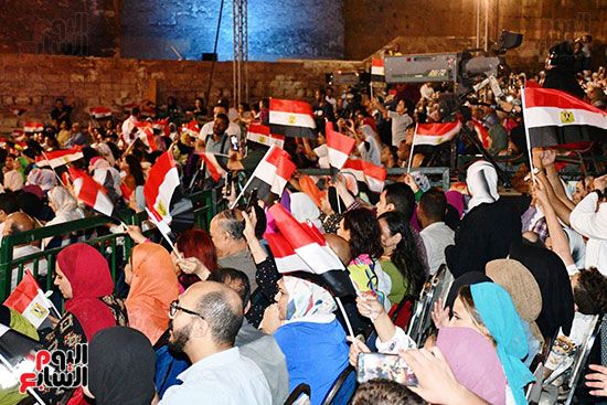 جمهور-مهرجان-القلعة-يرفع-أعلام-مصر-فى-حفل-على-الحجار-(2)