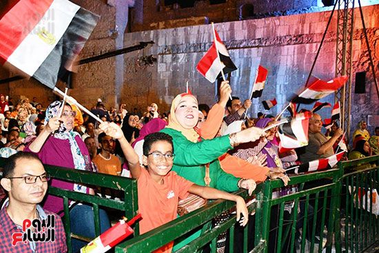 جمهور-مهرجان-القلعة-يرفع-أعلام-مصر-فى-حفل-على-الحجار-(6)
