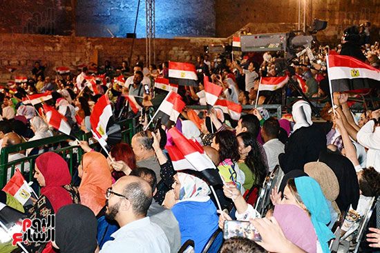 جمهور-مهرجان-القلعة-يرفع-أعلام-مصر-فى-حفل-على-الحجار-(2) جمهور-مهرجان-القلعة-يرفع-أعلام-مصر-فى-حفل-على-الحجار-(2)