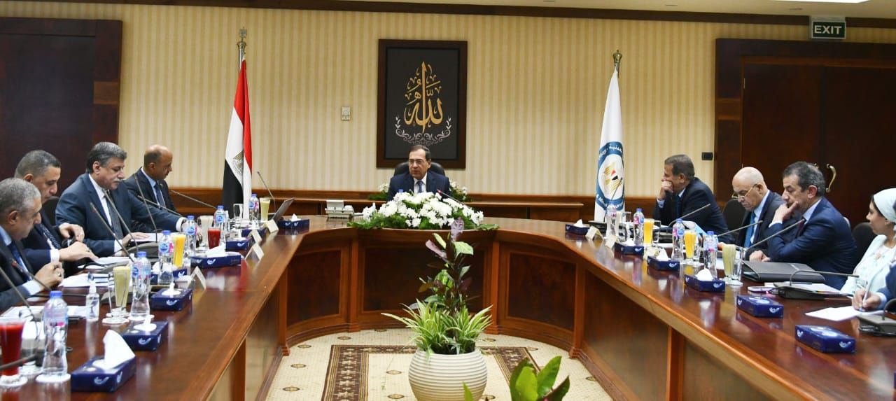 وزير البترول يتابع مشروعات اموك وزير البترول يتابع مشروعات اموك