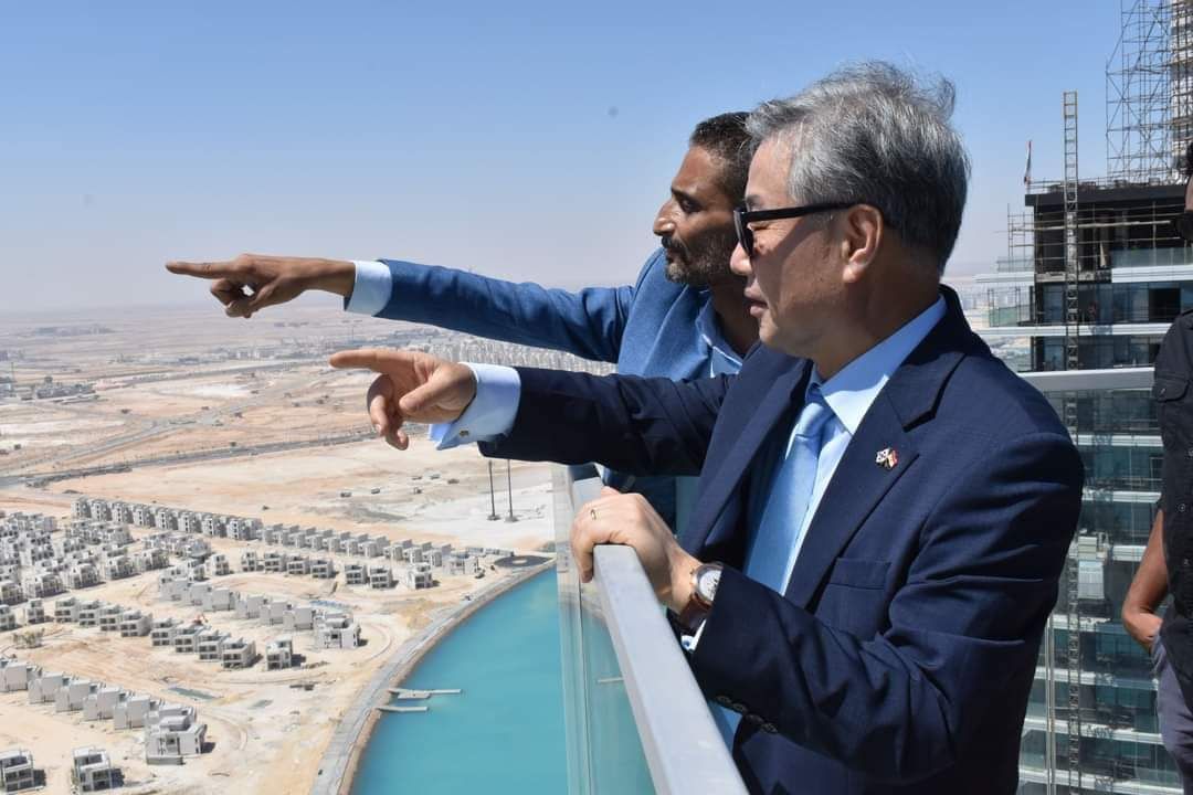 سفير كوريا الجنوبية من داخل أحد أبراج العلمين الجديدة سفير كوريا الجنوبية من داخل أحد أبراج العلمين الجديدة