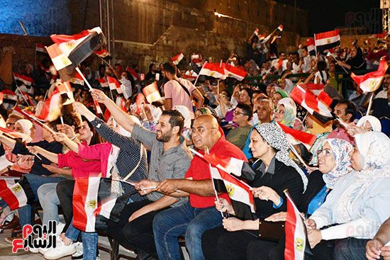 جمهور-مهرجان-القلعة-يرفع-أعلام-مصر-فى-حفل-على-الحجار-(10)