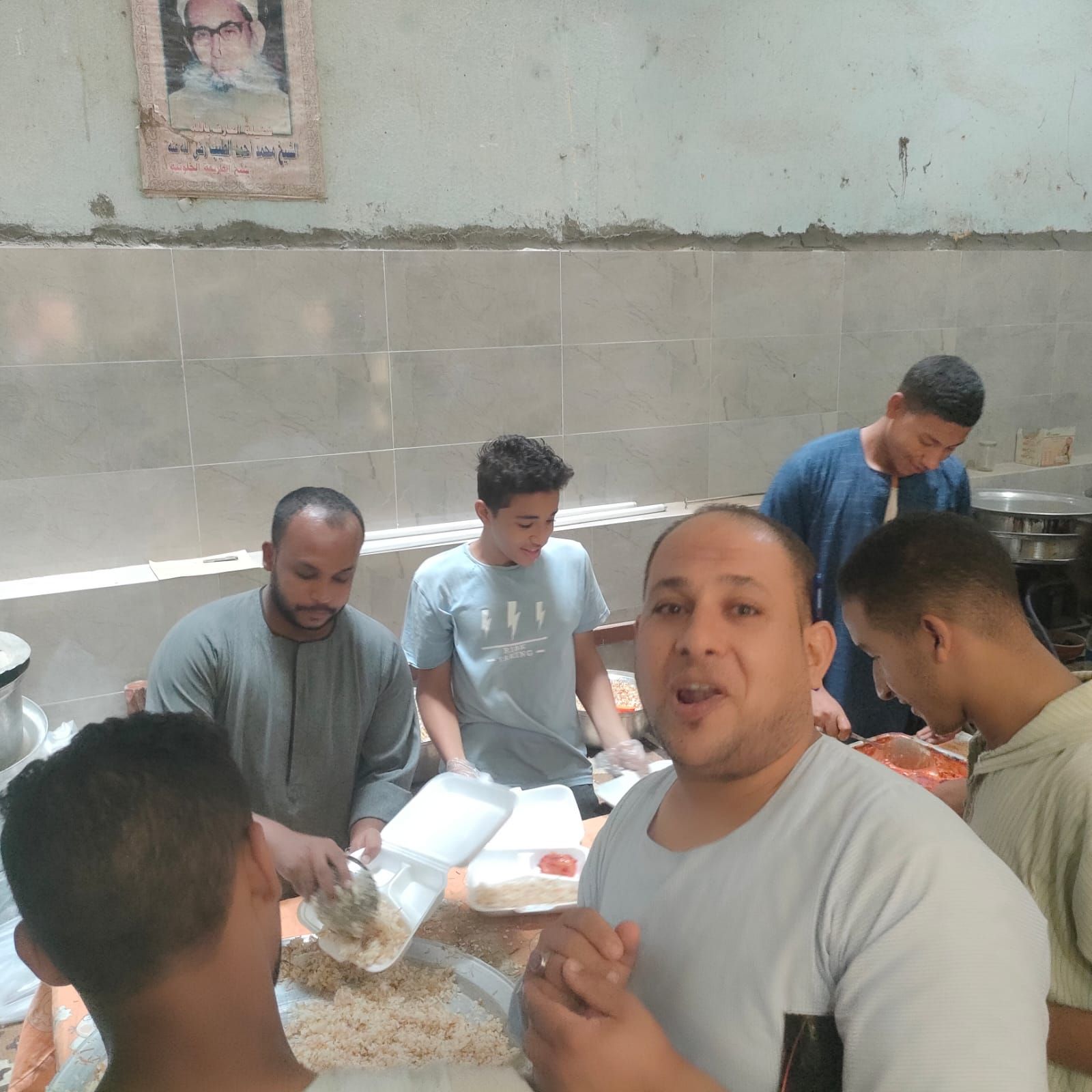 شباب أثناء العمل شباب أثناء العمل