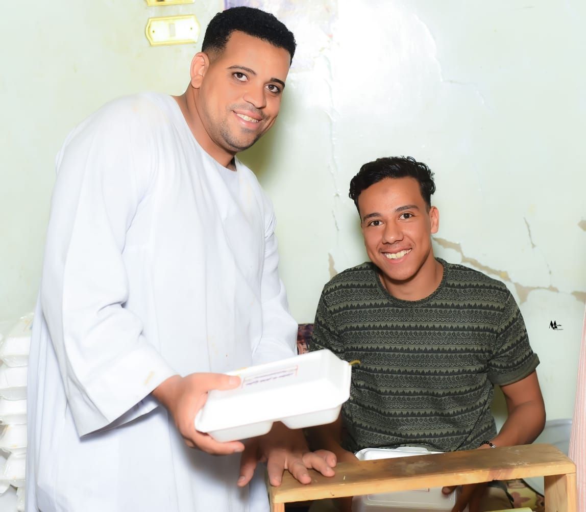 شباب مع الوجبات شباب مع الوجبات