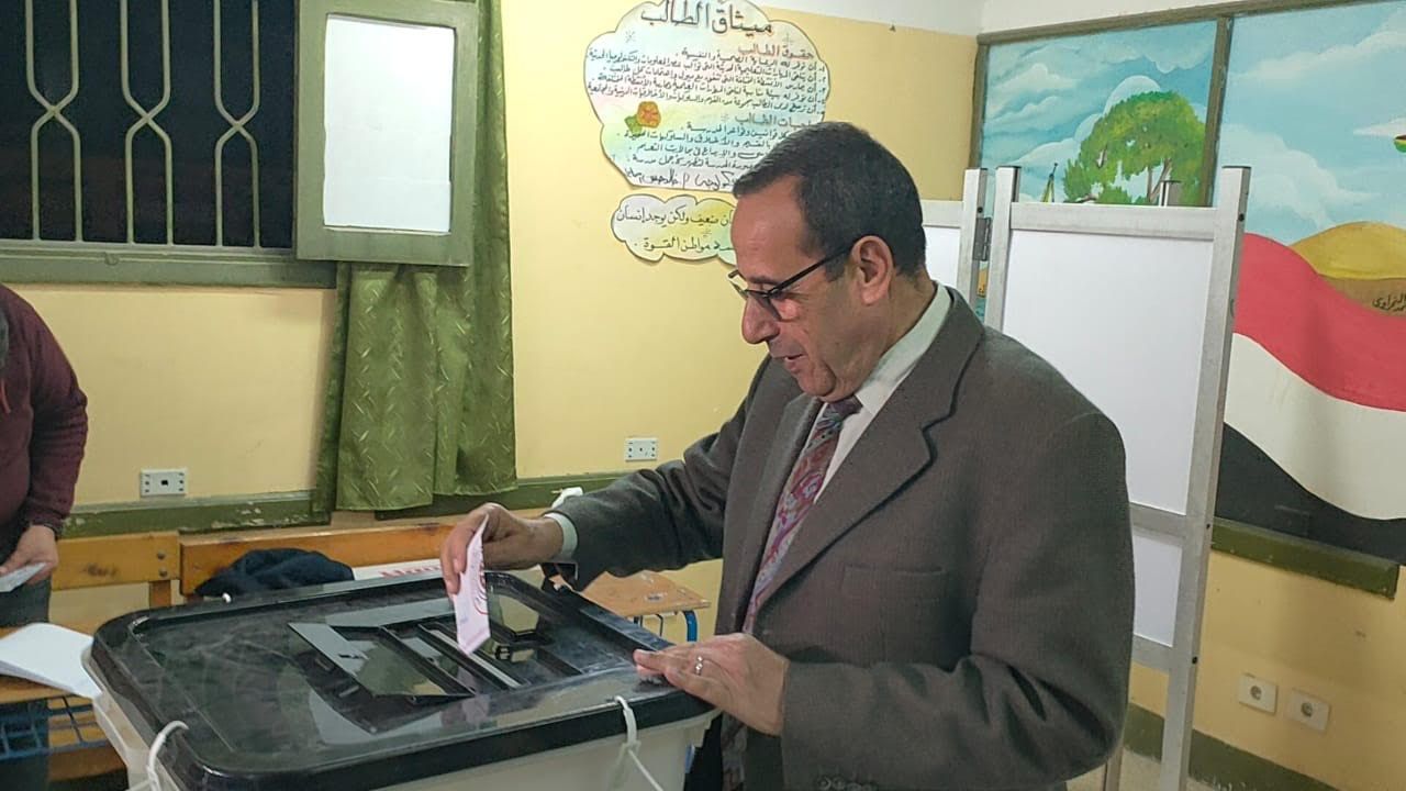 محافظ شمال سيناء يدلي بصوته في الانتخابات (1) محافظ شمال سيناء يدلي بصوته في الانتخابات (1)