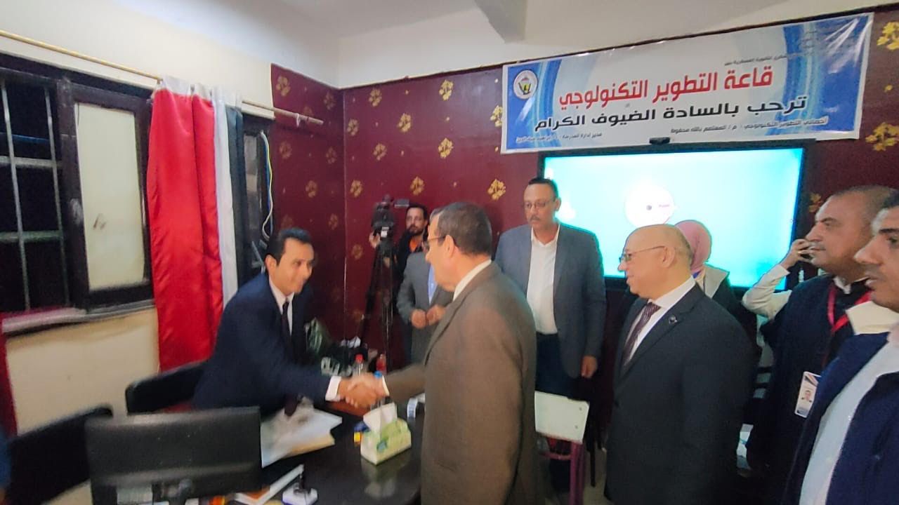 محافظ شمال سيناء يدلي بصوته في الانتخابات (2) محافظ شمال سيناء يدلي بصوته في الانتخابات (2)