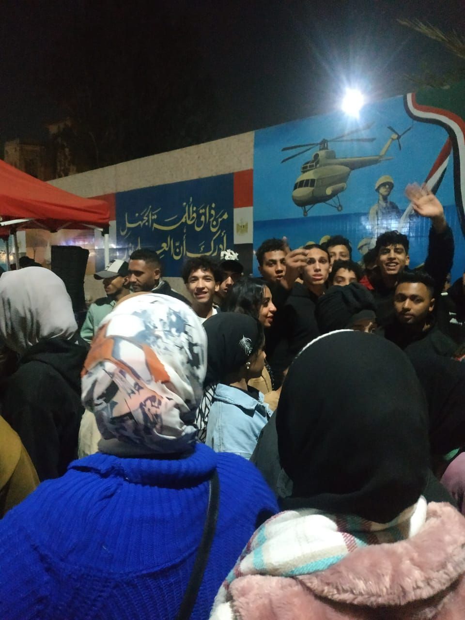 أقبال الشباب على اللجان قبل غلقها أقبال الشباب على اللجان قبل غلقها