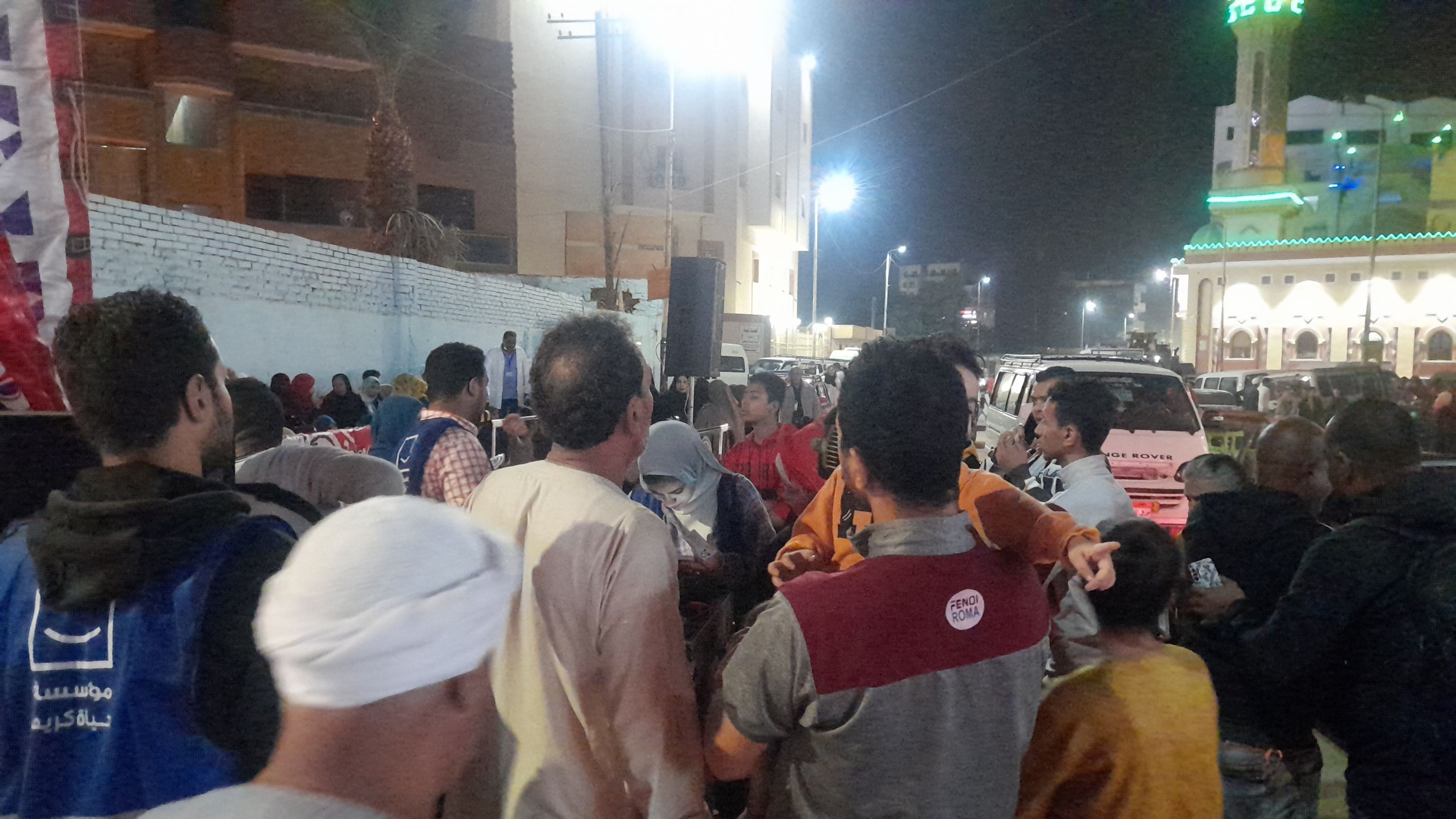 الناخبون يواصلون الإدلاء بأصواتهم (2) الناخبون يواصلون الإدلاء بأصواتهم (2)