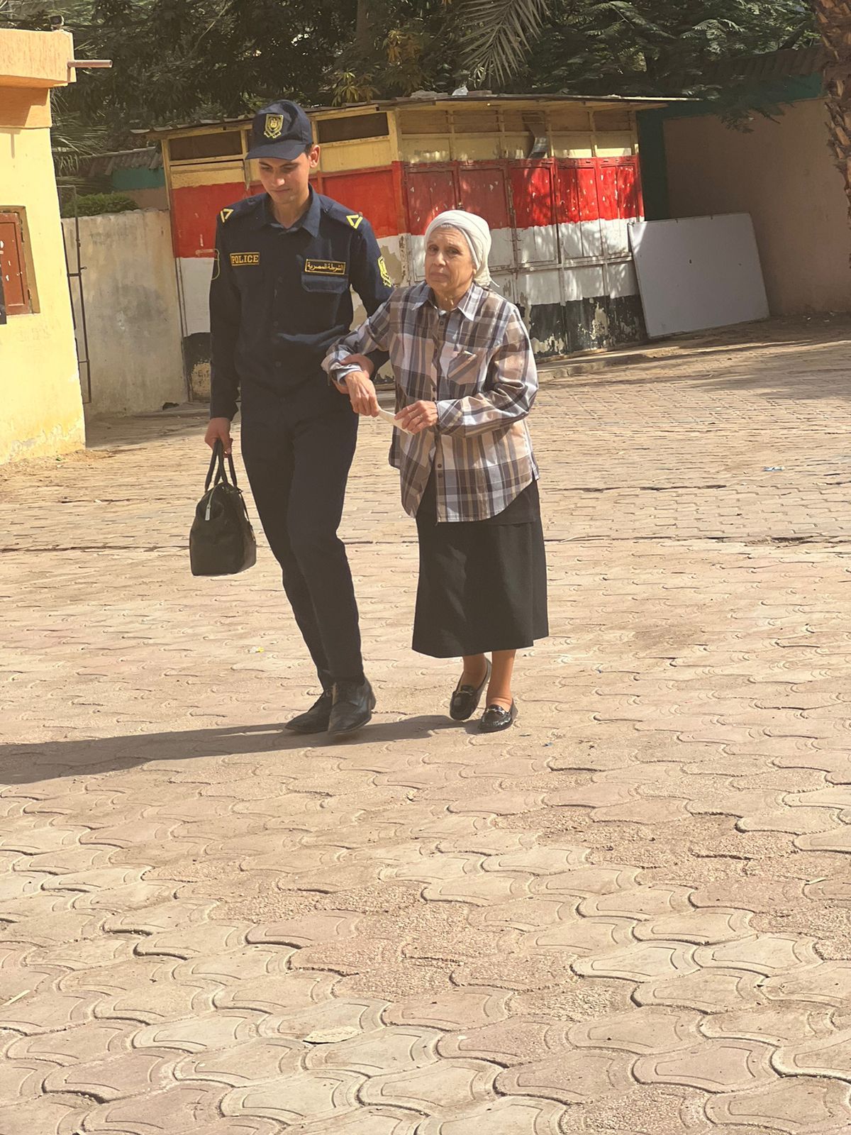 سيدة عجوز تشارك بالإنتخابات سيدة عجوز تشارك بالإنتخابات