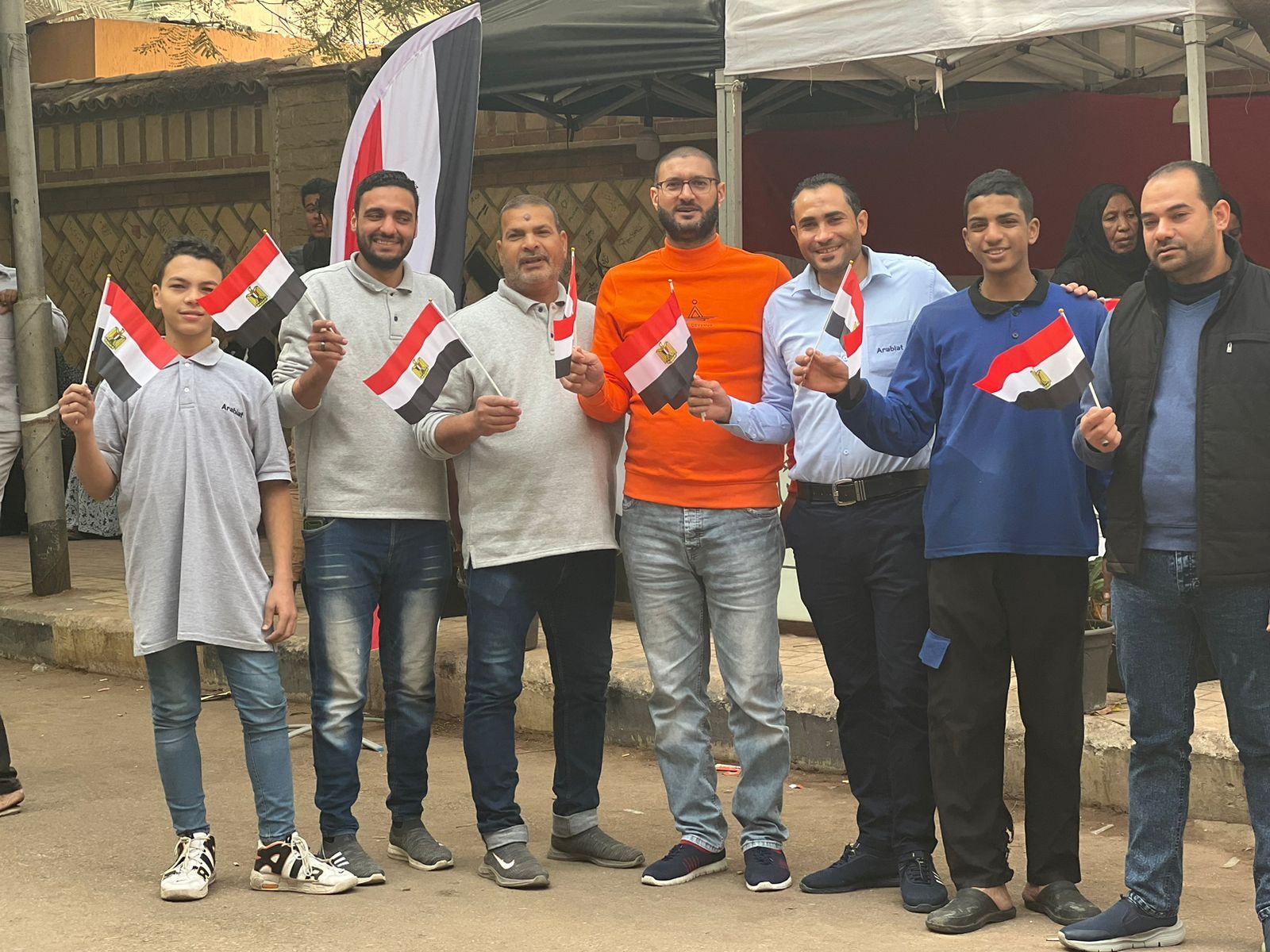 شباب حاملين أعلام شباب حاملين أعلام