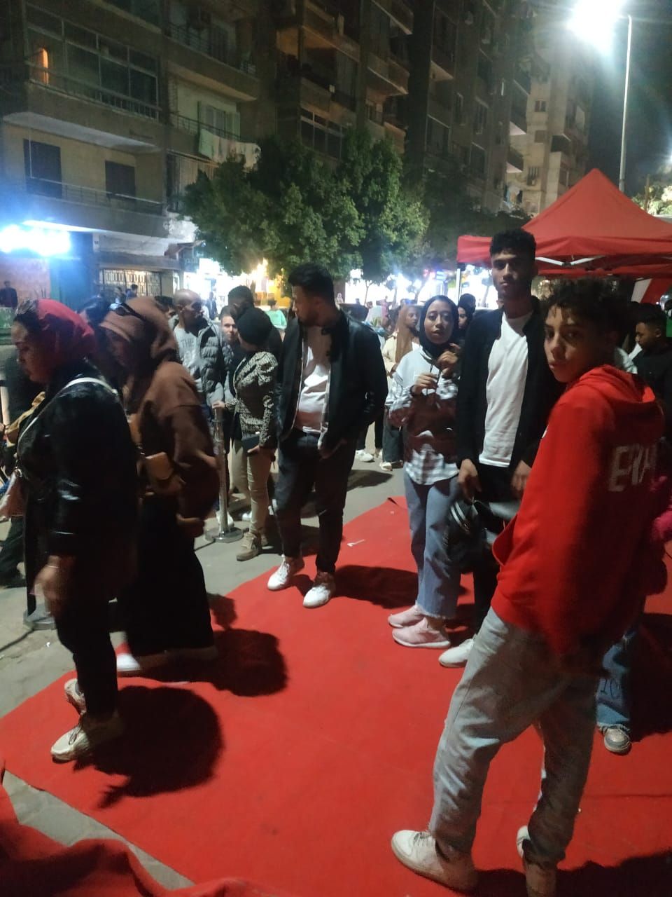 الشباب أمام لجان التصويت الشباب أمام لجان التصويت